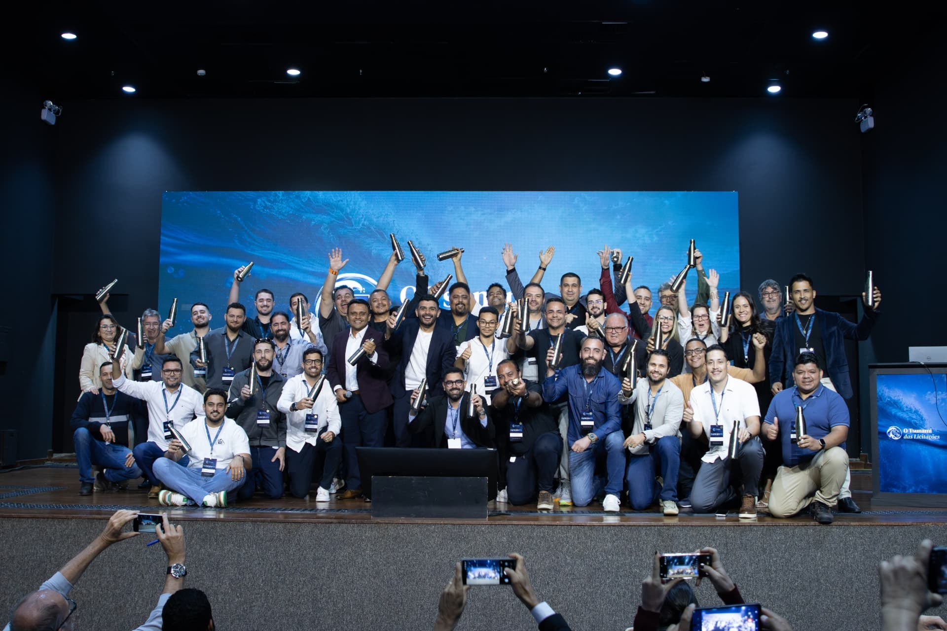 Turma de empresários no palco durante evento presencial da B2G